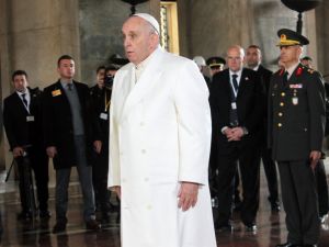 Papa Francis Atanın Huzurunda