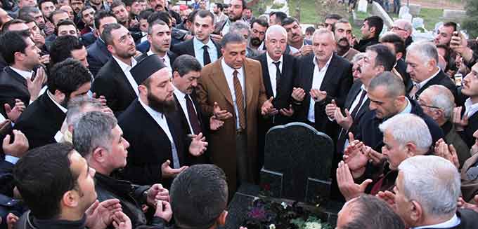Sedat Peker, Avukatının Mezarını Ziyaret Etti  