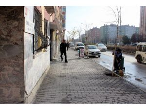 Kahraman İşçinin O Anları Güvenlik Kamerasında