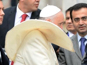 Papa Rüzgarın Azizliğine Uğradı