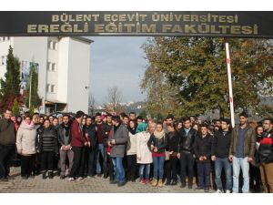 Bir Grup Öğrenci Dayak Attığı İddia Edilen Öğretim Görevlisine Sahip Çıktı