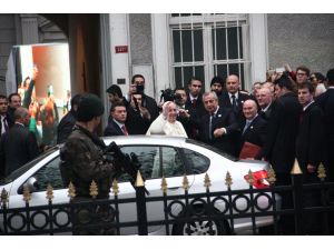 Papa’ya Büyük Sevgi Gösterisi