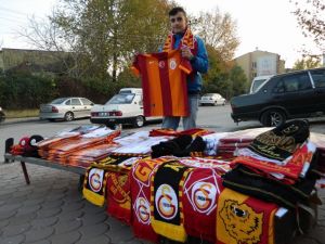 Galatasaray Maçı Öncesi Atkı Ve Bere Satışları Patladı