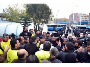 Eylem Yapan Aile Hekimleri Polis Engelini Önlüklerini Çıkartarak Geçti