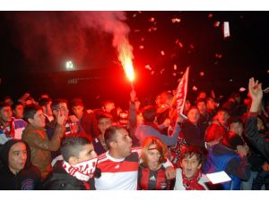 Galatasaray Ve Gaziantepsporlu Futbolcular Stada Girdi