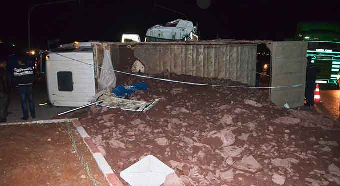 Tır İle Kamyon Çarpıştı: 1 Ölü