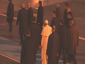 Papa’yı Öperek Uğurladılar