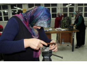 Tüfek Üretimine Kadın Eli Değiyor