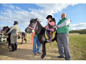 Çocuklar Pony Atlara Binip, Sucuk Yediler