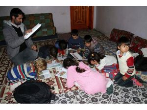 Işıldak Önünde Ders Çalışıyorlar