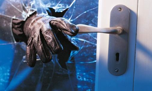 Hırsızlar, Öğretmenin Ziynet Eşyalarını Çaldı