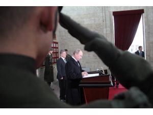 Putin Anıtkabir Özel Defteri’ni İmzaladı