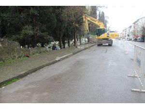 Çöken Duvar Mezarlıklara Zarar Verdi