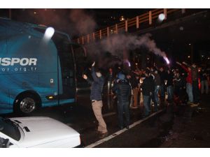 Trabzonsporlu Taraftarlarlar Takımlarını Meşalelerle Uğurladı