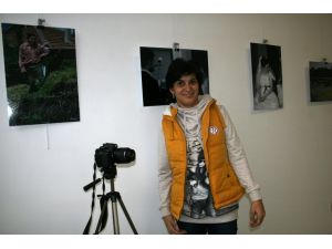 Spastik Engelli Genç, Kendisini İfade Etmek İçin Fotoğraf Sergisi Açtı