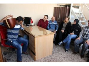 Sazı Ensesinde Çalıyor