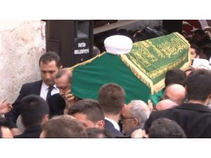 Erdoğan Hocasının Tabutunu Omuzladı