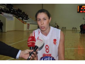 Kadın Basketbolcular Tekerlekli Sandalyeye Oturarak Engelliler İle Maç Yaptı