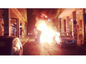 Atina’da Polisle Çatışan Anarşist Gruplar Otobüs Ve Araçları Yaktı