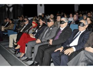 Engellileri Anlamak İçin Göz Bandı İle Yürüyüp Film İzlediler