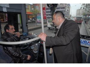 Engelliler Halk Otobüs Şoförlerine Karanfil Dağıttı