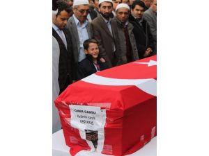 Kınalı Kuzusunu Son Yolculuğuna Uğurladı