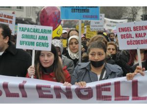Engelliler Ağızlarında Siyah Bantlarla Sessizce Yürüdü