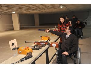 Engellerini Havalı Silahla Atış Yaparak Unuttular