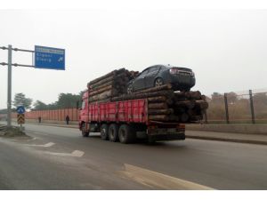 Odun Yüklü Kamyonun Üstündeki Otomobil Hayrete Düşürdü