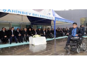 Engellilere Akülü Ve Manüel Tekerlekli Sandalye Hediye Edildi