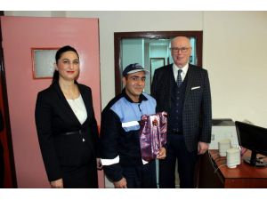 Kahraman İşçi Minik Ecrin’i Ziyaret Etti