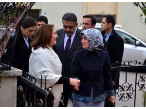 Sare Davutoğlu, Selvi Kılıçdaroğlu’na Taziyede Bulundu