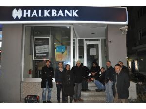 Toki’den Ev Alabilmek İçin Bir Gün Önceden Banka Önünde Beklemeye Başladılar