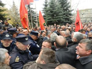Kosova’da Gazi Ve Şehit Yakınları Polisle Çatıştı