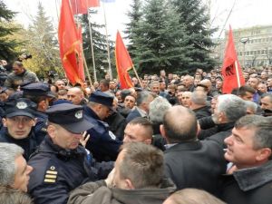 Göstericiler Polisle Çatıştı