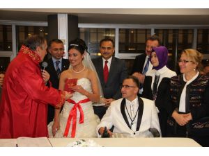 Engelli Genç Tekerlekli Sandalyeyle Dünya Evine Girdi