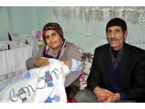 Suriyeli Aile Yeni Doğan Bebeklerine Recep Tayyip Erdoğan İsmini Verdi