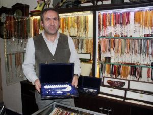 Tesbihleriyle ’Sabır’ Çektiriyor