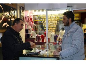 Bedelli Yastık Altındakileri Ortaya Çıkardı