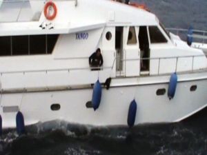 Arızalanan Lüks Yattaki Suriyeliler Sahil Güvenlik Ekiplerince Kurtarıldı