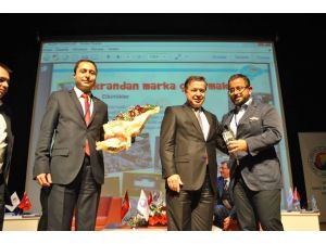 Herkes Birbirine Plaket Verince Sahne Karıştı