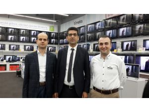 İndirimli Ürünleri Almak İçin Birbirleriyle Yarıştılar
