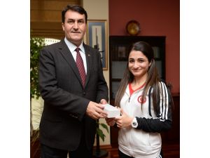 Olimpiyat Şampiyonuna Ödül