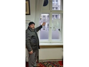 Berlin’de Camiye Taşlı Saldırı