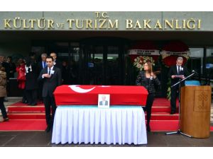 İlk Kültür Bakanı Halman İçin Bakanlık Önünde Tören