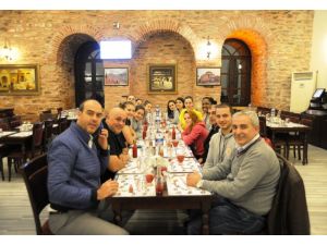 Basketbolculardan Kebaplı Galibiyet Kutlaması
