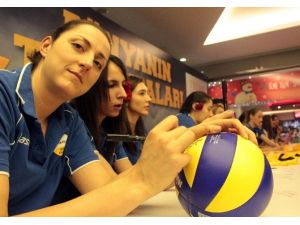Vakıfbank Bayan Voleybol Takımı Taraftarlarla Buluştu