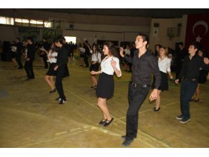 Tartışmalı Dans Gösterisi Yapıldı