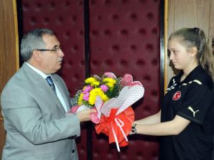 Vali Nayirdan Başarılı Sporculara Ödül