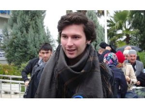 Oyuncu Ve Vekiller Yağmur Mağduru